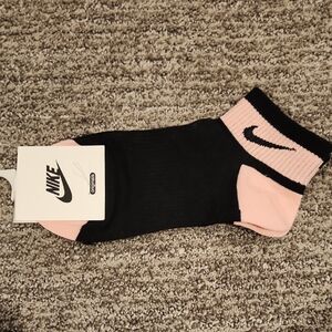 NWT Nike Black and Pink Athletic Ankle Socks Standard Size